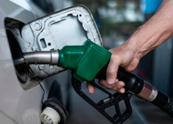 Gobierno y gasolineros acuerdan tope de $24 por litro