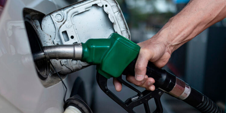 Gobierno y gasolineros acuerdan tope de $24 por litro