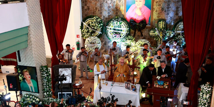 Miles de personas se despiden de Paquita La del Barrio en Casa Paquita